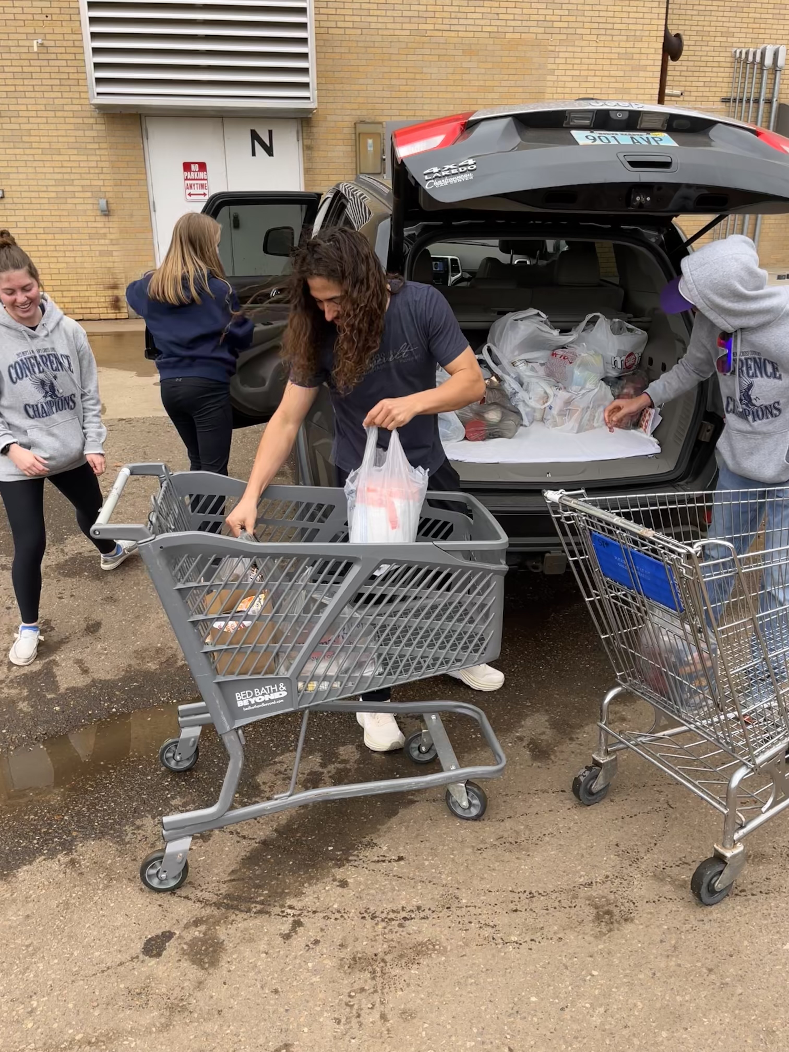 TRHLP students loading collected food during their drive.